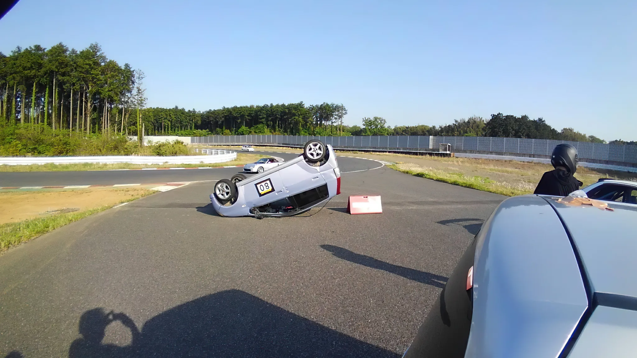 私は人の車を壊しました